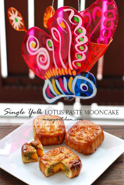 Single Yolk Lotus Paste Mooncake